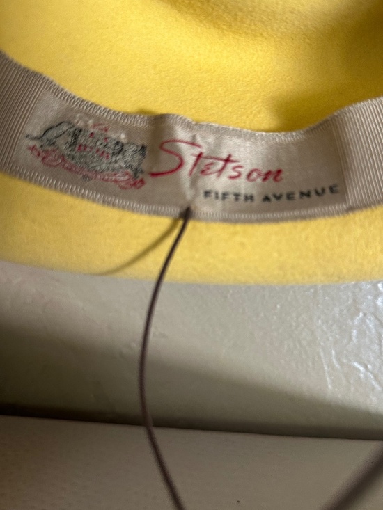 DAZZLING 1940s\' YELLOW FELT FEDORA - UPTURNED 2 PIECE BRIM+ IVORY/BROWN FEATHERS